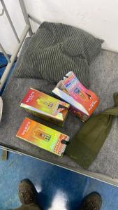 Twee boeken liggen op een bed, met iemand ernaast. bij Nie wiem in Warschau