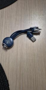 een blauwe lepel die op een houten tafel ligt bij Nie wiem in Warschau