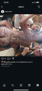 een vrouw met een tatoeage op haar arm bij Nie wiem in Warschau