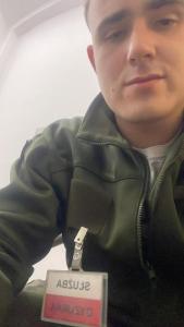 een beeldje van een man in een jas met een bord bij Nie wiem in Warschau