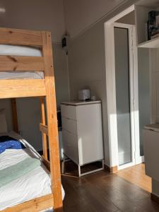 Postel nebo postele na pokoji v ubytování Quarto Santo António + 2 fotografie