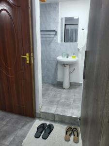 内罗毕The Akenza Cottage的一间带水槽和一双鞋的浴室 更多22张照片