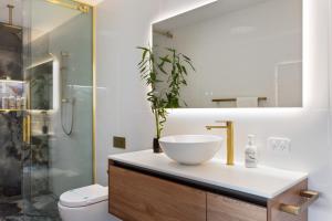 Et badeværelse på Spacious 5 Bed Home 2 Mins to Beach + 36 billeder