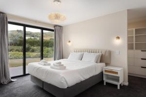 En eller flere senge i et værelse på Spacious 5 Bed Home 2 Mins to Beach