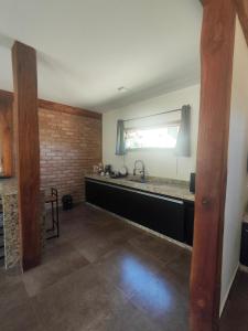 una cucina con un lavandino e una finestra di Trilha das Siriemas a Tiradentes