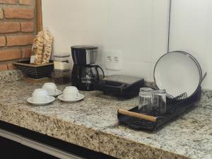un piano di lavoro con specchio e macchinetta del caffè di Trilha das Siriemas a Tiradentes