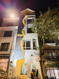 CaRa Hotel Đà Lạt في دالات: مبنى أبيض عليه شريط أصفر