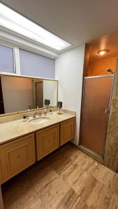 une salle de bain avec un lavabo, un miroir et une douche dans l'établissement Hostal Auditorio, à Mexico 7 autres photos