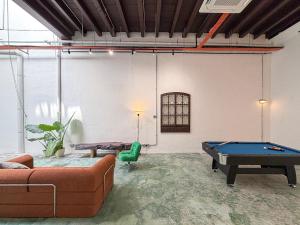 Bàn bi-da tại Love Linn