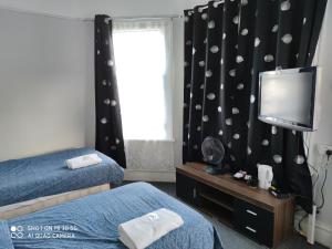 Postel nebo postele na pokoji v ubytování Sussex Lodge Contractors House