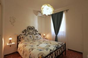 Un dormitorio con una cama y una lámpara de araña en MiraCivita, en Lubriano