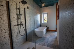 een badkamer met een bad en een glazen douche bij Des Bains Acireale in Acireale +66 foto's