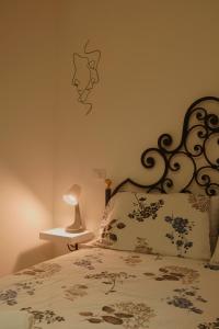 1 dormitorio con 1 cama con edredón en MiraCivita, en Lubriano