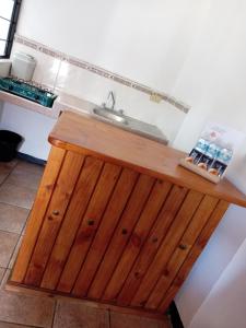 een keuken met een houten aanrecht met een wastafel bij Villas Tonantzintla in Cholula +38 foto's