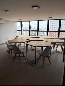 un groupe de tables et de chaises dans une pièce avec des fenêtres dans l'établissement Max Derby 701, à Récife 20 autres photos