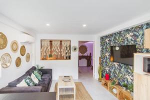 Et tv og/eller underholdning på Gîtes Mas des rochers - Romance tropicale avec Spa