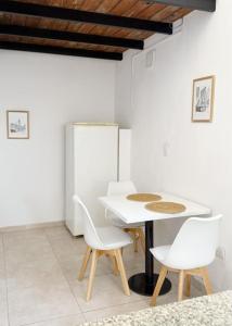 ein Esszimmer mit einem weißen Tisch und weißen Stühlen in der Unterkunft Dpto Low Cost Terraza Alem Costanera in Gualeguaychú