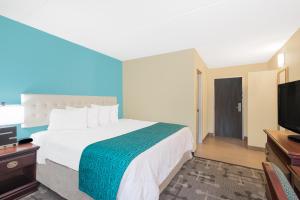 
A bed or beds in a room at Howard Johnson by Wyndham Saugerties
