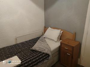 Postel nebo postele na pokoji v ubytování Sussex Lodge Contractors House