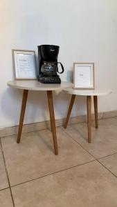 zwei Tische mit einer Kaffeemaschine darauf in der Unterkunft Dpto Low Cost Terraza Alem Costanera in Gualeguaychú