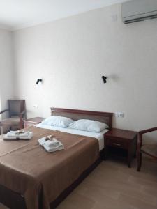 een hotelkamer met een bed met twee handdoeken erop bij Guest house Keria in Tsʼageri