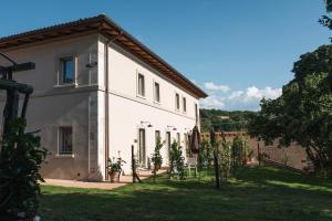 een wit huis met bomen ervoor bij Country House Il Vecchio Ippocastano Adults only in Cascia