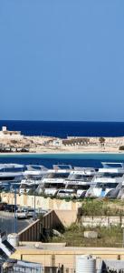 um grupo de barcos estacionados num porto em أراكِ قريبا صينين فقط em Marsa Matruh mais 49 fotografias