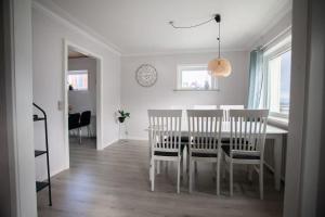 Billede fra billedgalleriet på Large and Spacious 4BR Apartment Near Airport i Ryggur