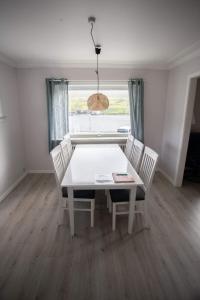 Billede fra billedgalleriet på Large and Spacious 4BR Apartment Near Airport i Ryggur