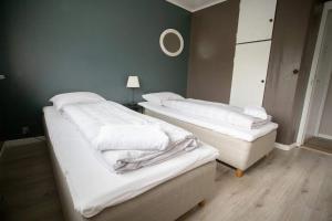 En eller flere senge i et værelse på Large and Spacious 4BR Apartment Near Airport + 29 billeder