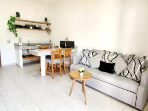 een woonkamer met een bank en een tafel bij Hotel Otoch Apartments in Telchac