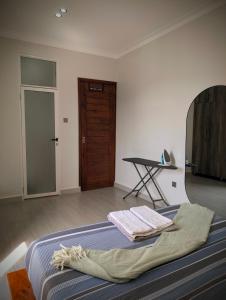 Ένα ή περισσότερα κρεβάτια σε δωμάτιο στο Hakuna Matata Apartment in Munyonyo