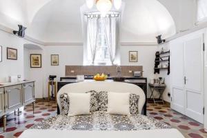 een keuken met een tafel en een keukenasteryasteryasteryasteryasteryasteryasteryasteryasteryasteryasteryasteryastery bij Historic house by the lake La Renée Casa Vacanza in Predore