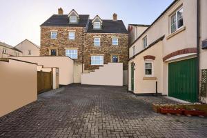 un parking vide devant un bâtiment dans l'établissement Cornish Haven -Spacious 4 Bed House by Launceston, à Launceston