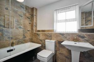 une salle de bain avec toilettes, lavabo et baignoire dans l'établissement Cornish Haven -Spacious 4 Bed House by Launceston, à Launceston 10 autres photos