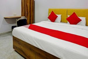 En eller flere senge i et værelse på Collection O Gauri Shree Hotel + 13 billeder