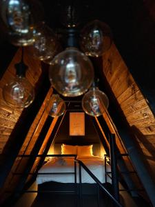 een kamer met een bed en wijnglazen bij M Cabin A Frame Predeal 2 Ciubar in Predeal