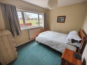 Postel nebo postele na pokoji v ubytování Cozy cottage at the base of Sale and Ling Fell