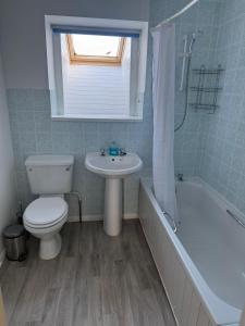 Koupelna v ubytování Cozy cottage at the base of Sale and Ling Fell