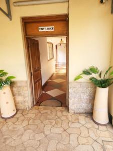 Mặt tiền/cổng chính của Maggie suites