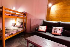 sala de estar con sofá y literas en Résidence Bero Bisto - maeva Home - Appartement vue montagne 2 pièces + coin cabine 6 personnes MAE-7633, en La Mongie