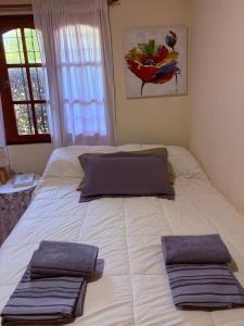 ein großes weißes Bett mit zwei Kissen darauf in der Unterkunft Casa de campo Marines in San Antonio de Arredondo