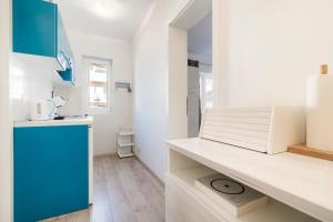 una cucina con armadi blu e piano di lavoro di Guest House Kovacevic a Hvar Altre 65 foto