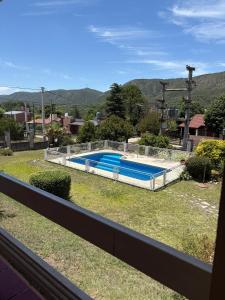 Blick auf den Pool im Hof in der Unterkunft Casa de campo Marines in San Antonio de Arredondo