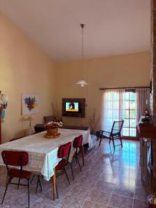 ein großes Wohnzimmer mit einem Tisch und Stühlen in der Unterkunft Casa de campo Marines in San Antonio de Arredondo