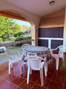 eine Terrasse mit Tisch und Stühlen auf einem Balkon in der Unterkunft Casa de campo Marines in San Antonio de Arredondo