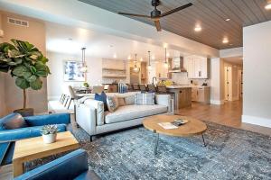 un salon avec un canapé et une table dans l'établissement Black Rock Mountain Resort, à Park City