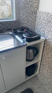 a kitchen counter with a pot on top of it at Casinha com área externa in Florianópolis