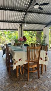 un tavolo e sedie sotto un pergolato di Rancho el Cocalito a La Libertad