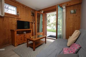 un salon avec un canapé et une télévision dans l'établissement Appartement 2 pers hyper centre Chamonix, à Chamonix-Mont-Blanc